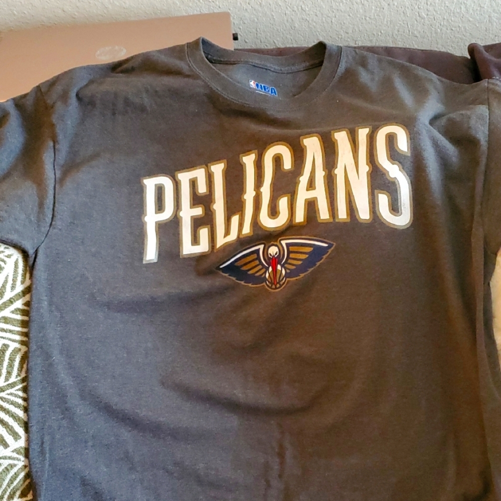 Pelicans Logo T-Shirt in Dark Gray
